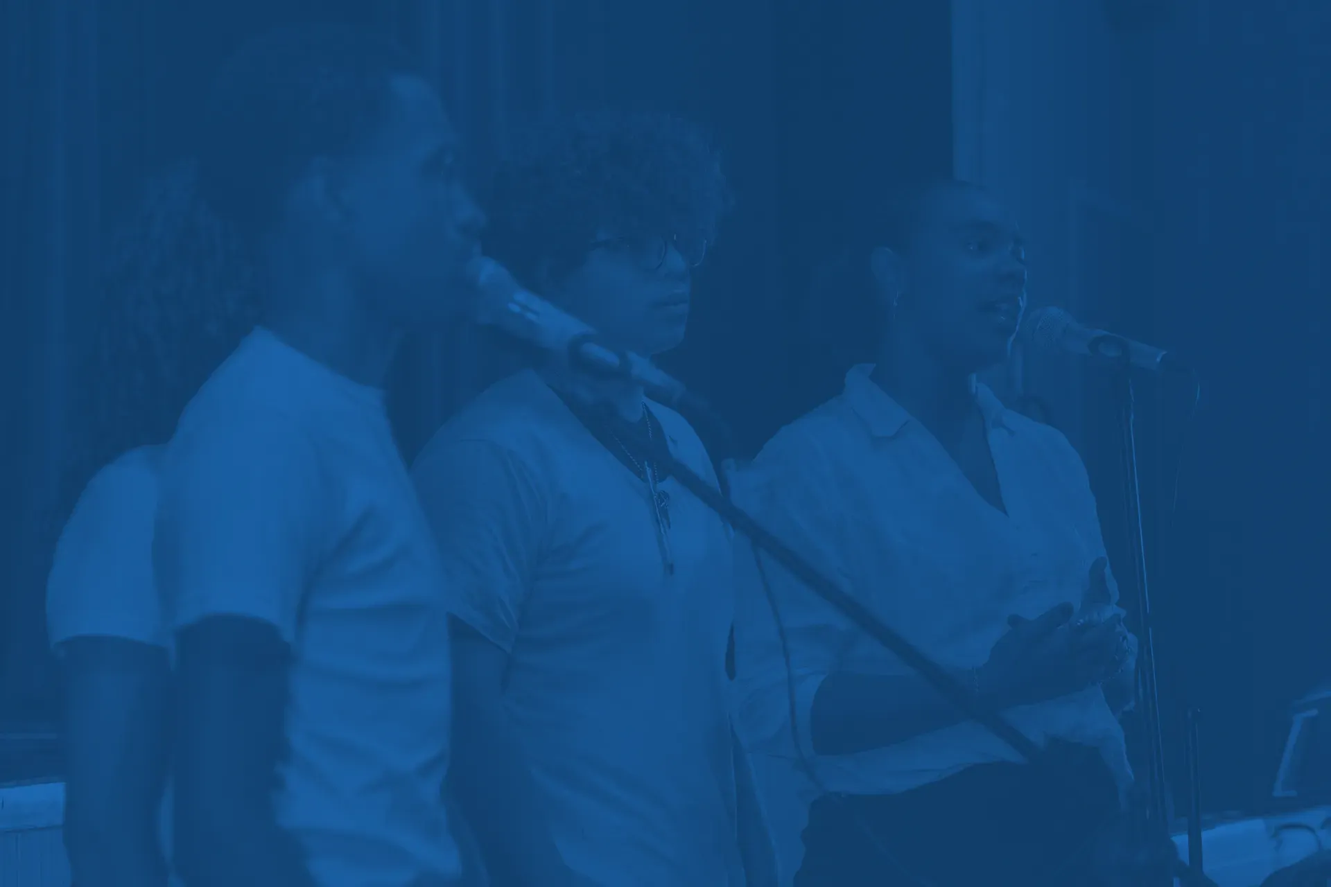 Um grupo de jovens está trabalhando em um computador.