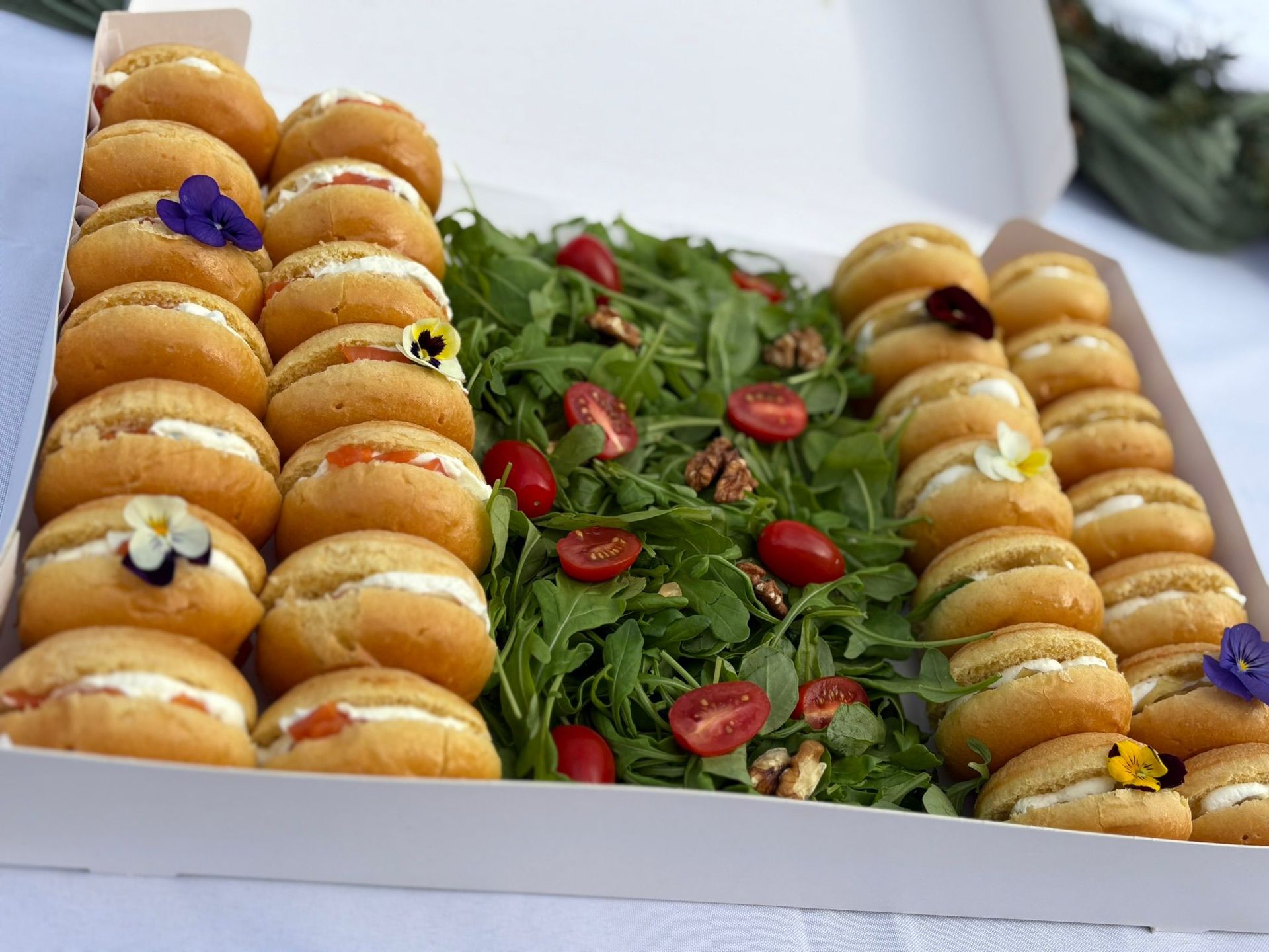 Un assortiment de hors-d'œuvre gourmands présentés sur des brochettes et des plateaux, comprenant des crevettes, du saumon et des amuse-bouche crémeux.