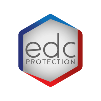 Logo d'EDC PROTECTION dans un hexagone avec bordure bleue, blanche et rouge.