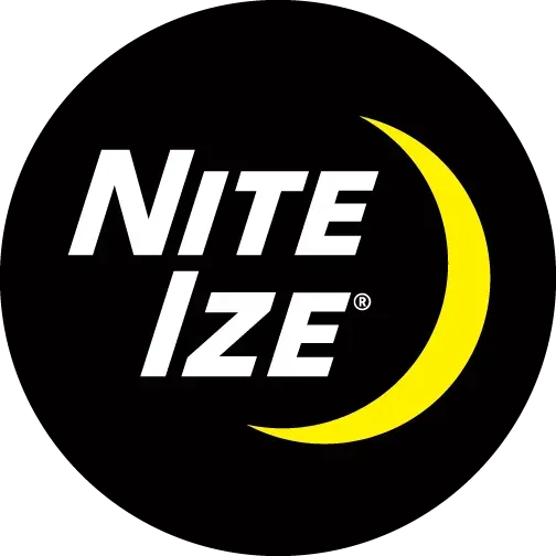 Logo Nite Ize : texte blanc sur cercle noir ; « NITE IZE » avec croissant de lune jaune à droite.