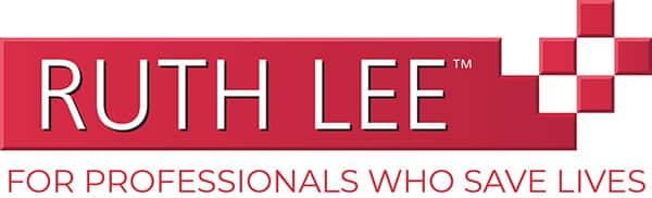 Logo de Ruth Lee avec rectangle rouge et texte blanc, incluant « POUR LES PROFESSIONNELS QUI SAUVENT DES VIES ».