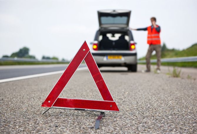 triangolo segnalazione incidente stradale