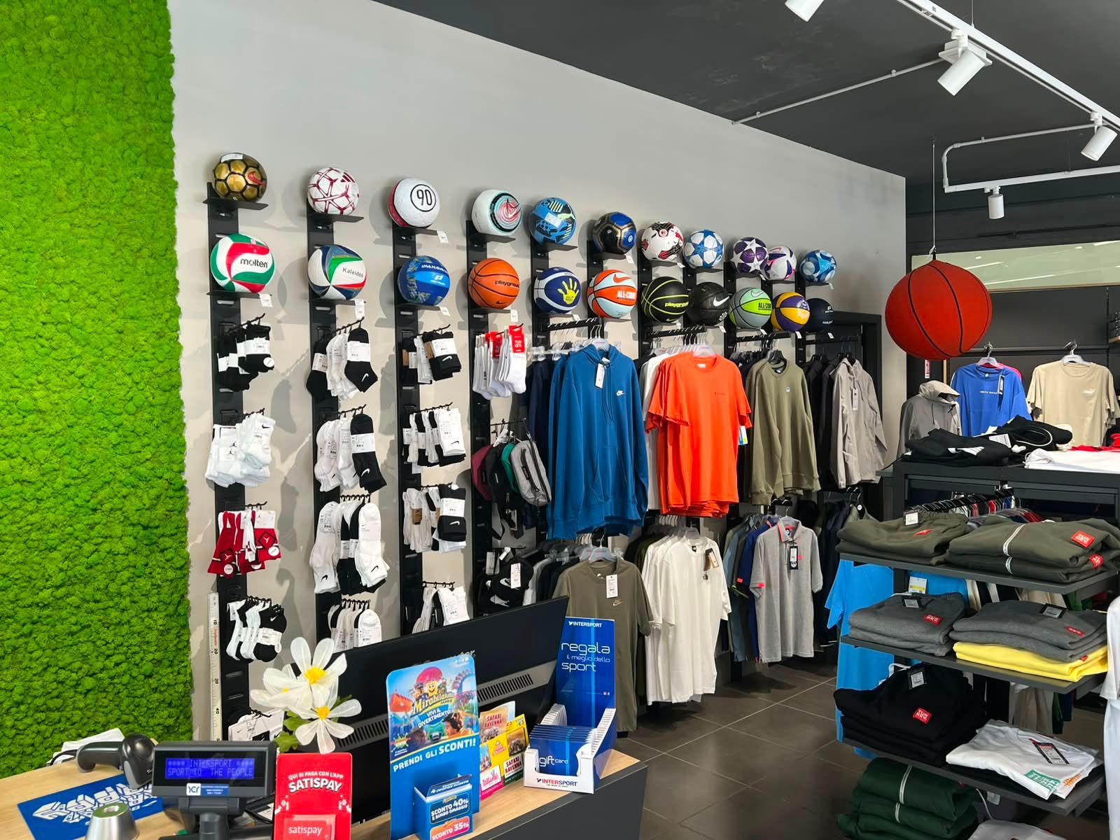 Reparto attrezzatura e accessori sportivi con palloni, abbigliamento tecnico e forniture per sport di squadra e individuali da Sport Service a Forlì.