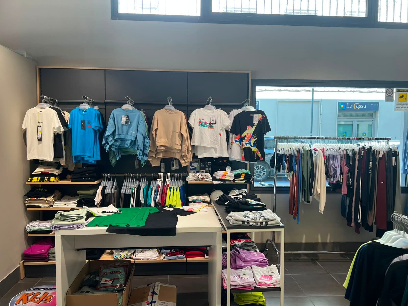 Esposizione di abbigliamento tecnico, palloni e attrezzatura da campo per bambini e bambine da Sport Service a Forlì.