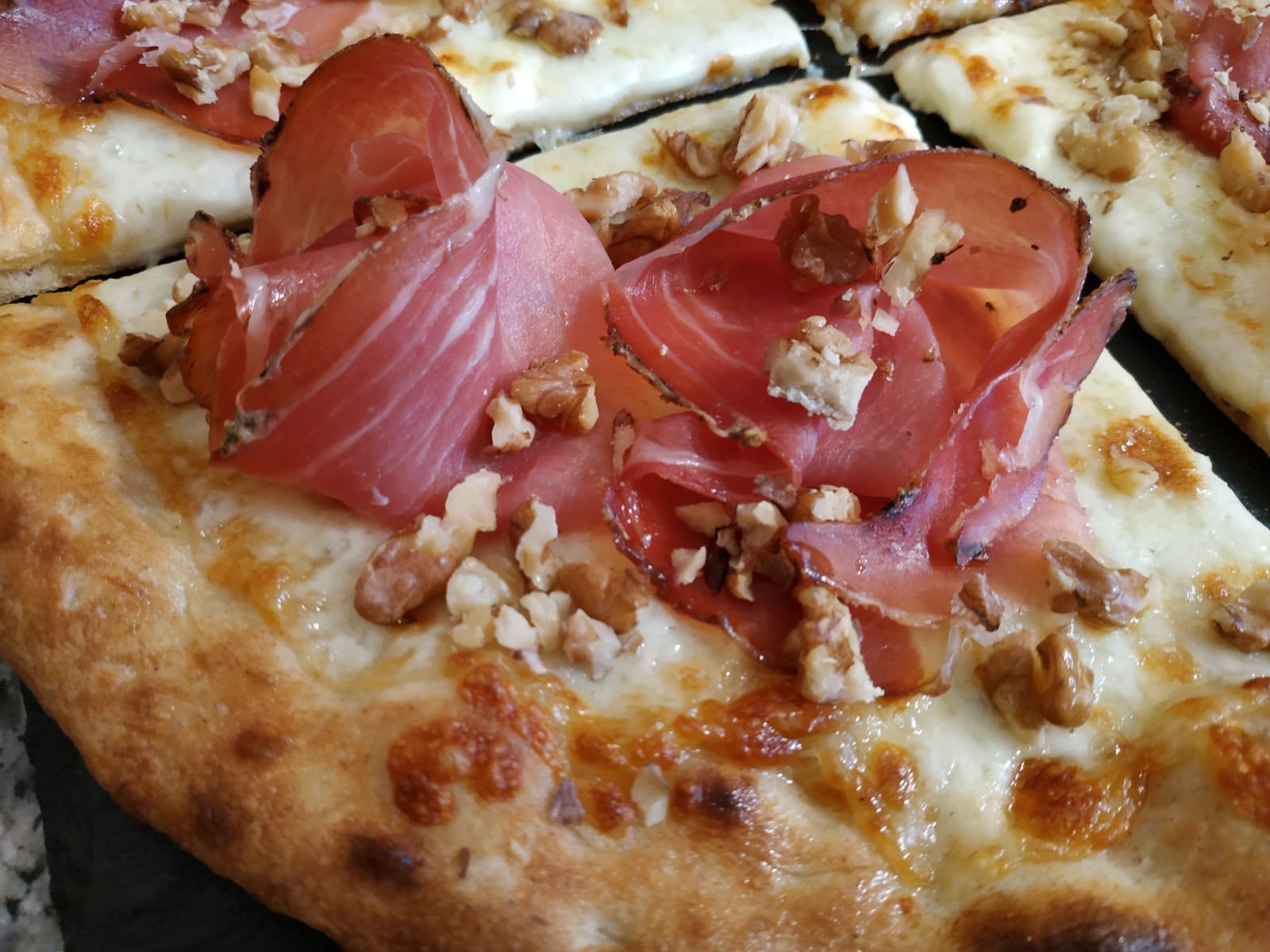 Una parete di una pizzeria