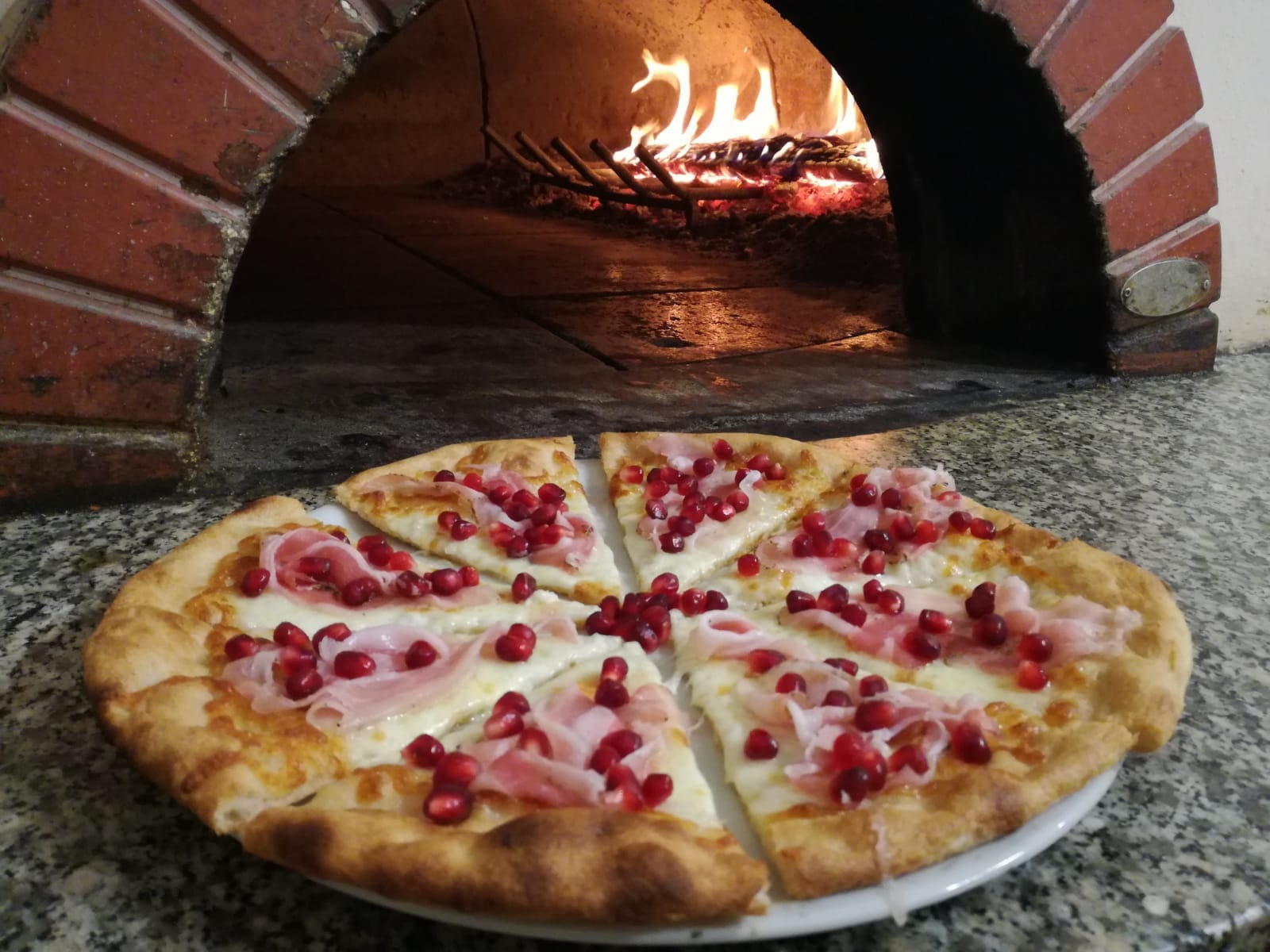 Pizza ai funghi e salame piccante