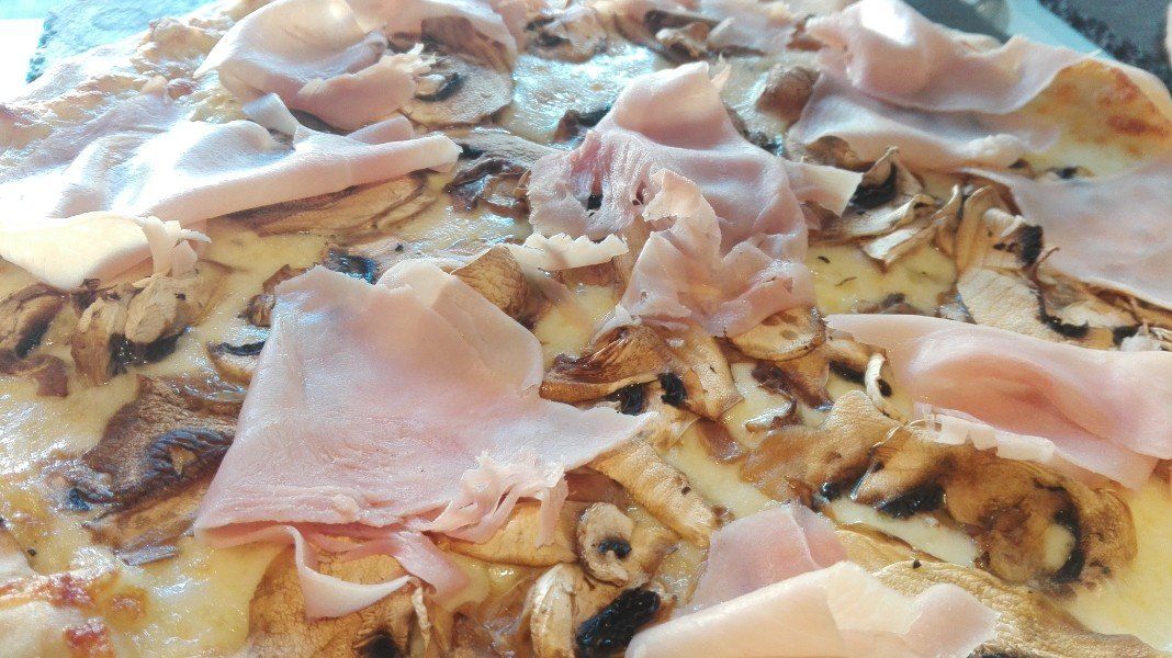 Pizza al prosciutto e funghi