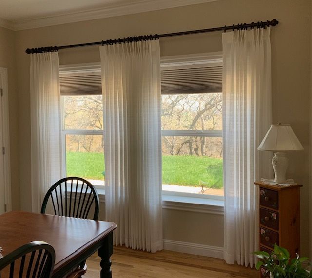 A Dining Room with A Table and Chairs and A Lamp