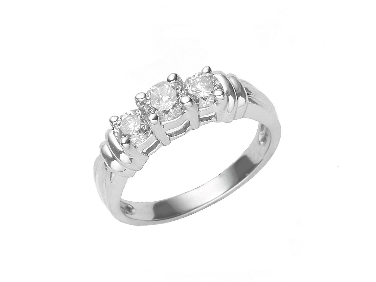 Un anello in oro bianco con tre diamanti su sfondo bianco.
