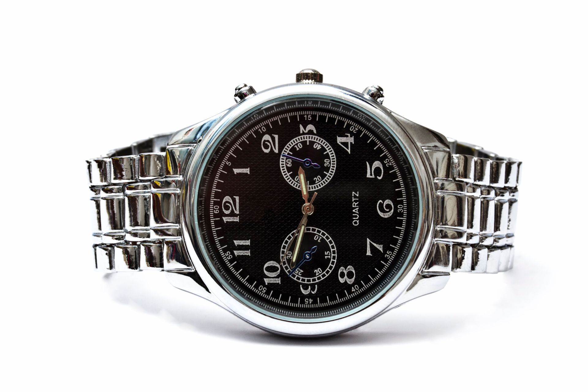 Primo piano di un orologio d'argento con quadrante nero su sfondo bianco.