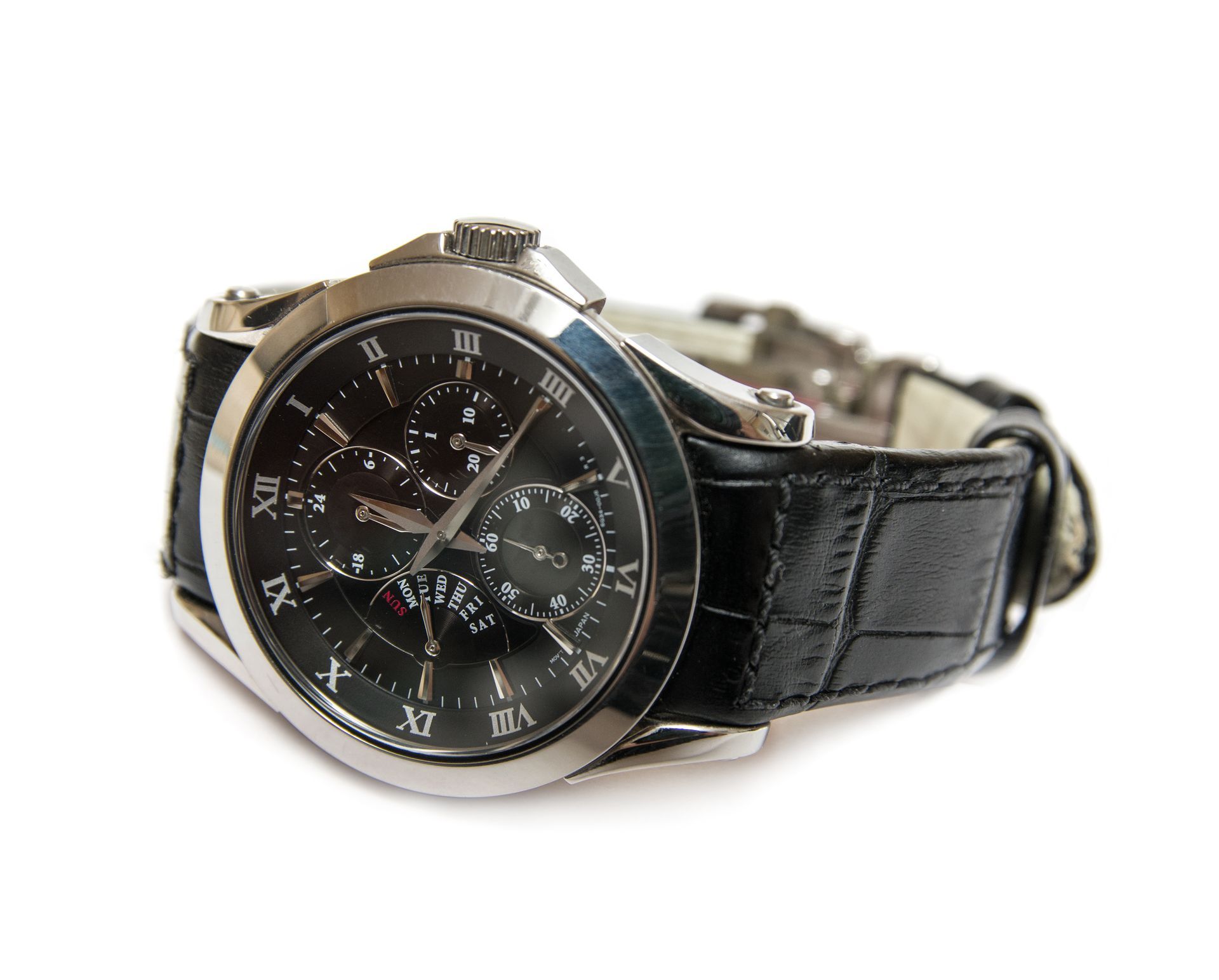 Un orologio nero e argento con numeri romani sul quadrante