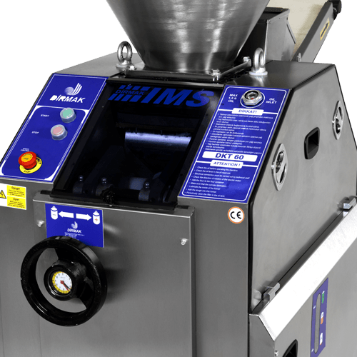 חותכת שוקלת ומכדררת בצק