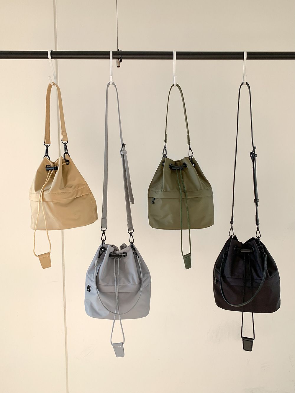 防水尼龍抽繩水桶包 女用斜背包 肩背包 輕便大容量尼龍包 時尚休閒單肩包