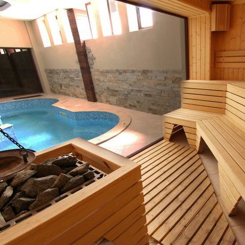 Saunas, spas and hot tubs
