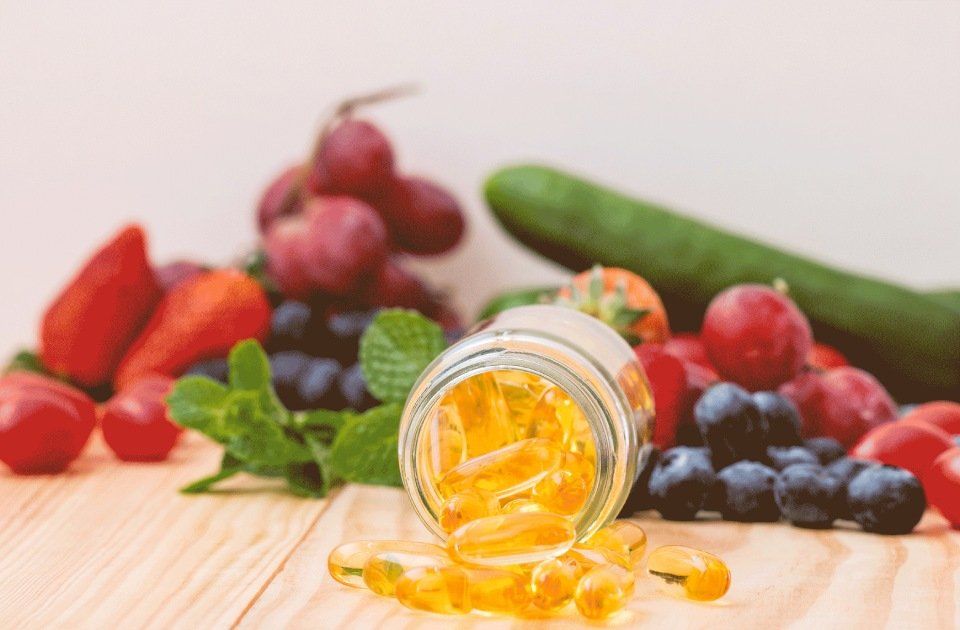 frutta fresca e capsule di Omega 3
