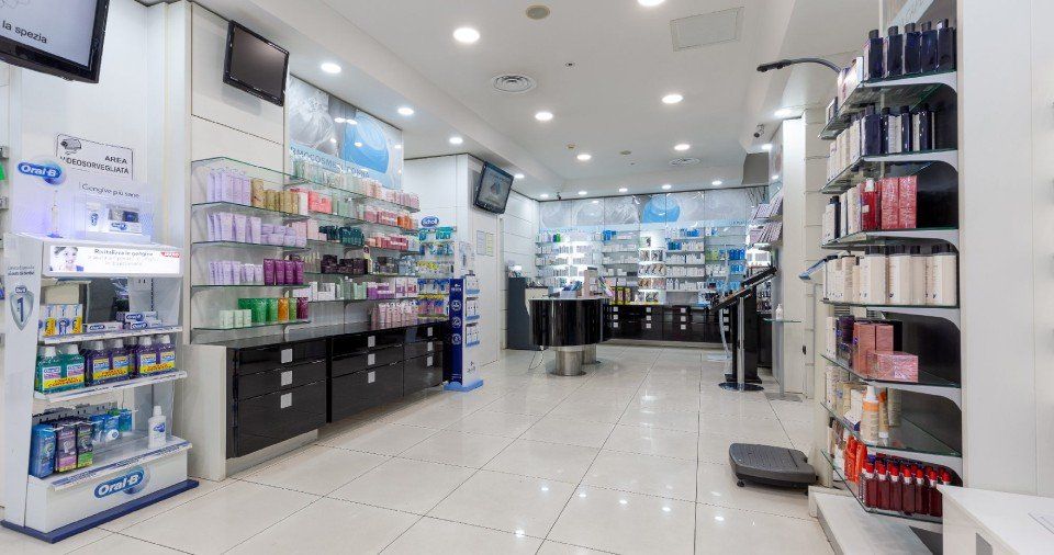 farmacia con prodotti per pelle e igiene orale