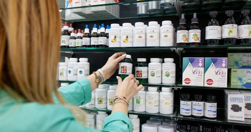farmacista che sistema prodotti sugli scaffali