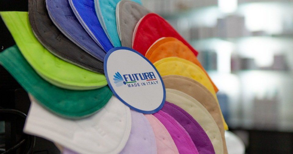 espositore di mascherine colorate Futura