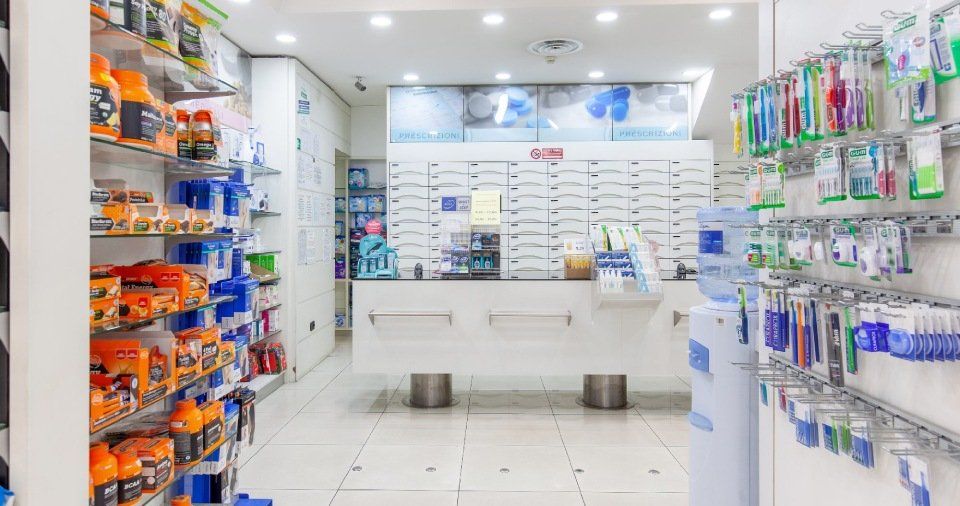 integratori e prodotti per la cura dentale in una farmacia