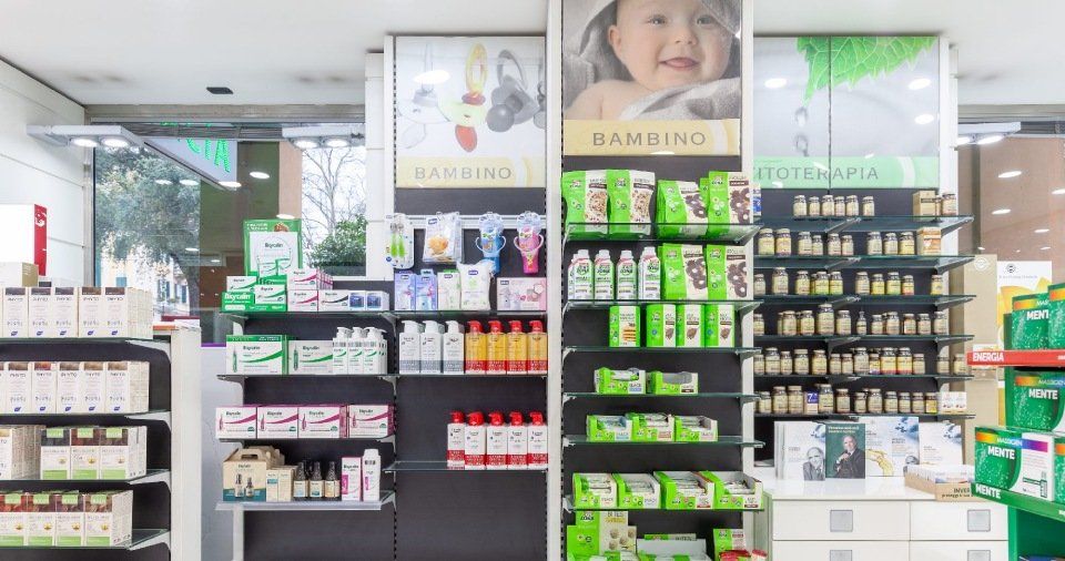 prodotti per bambini in una farmacia