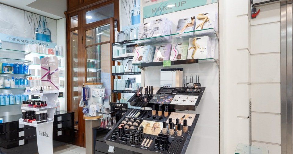 espositore con trucchi ipoallergenici