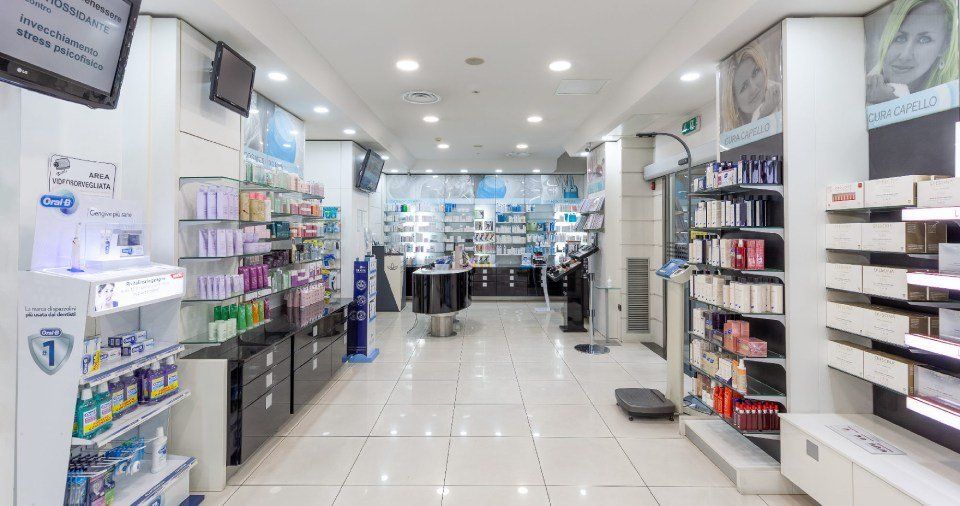 farmacia con prodotti esposti sui lati