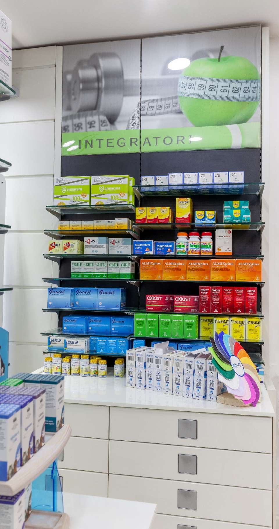 reparto integratori di una farmacia