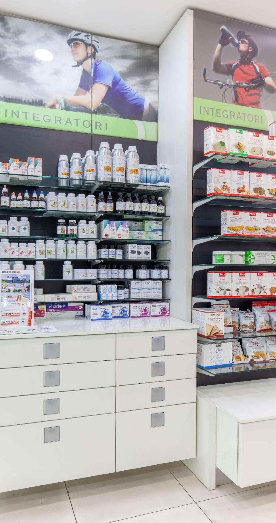 sezione integratori di una farmacia