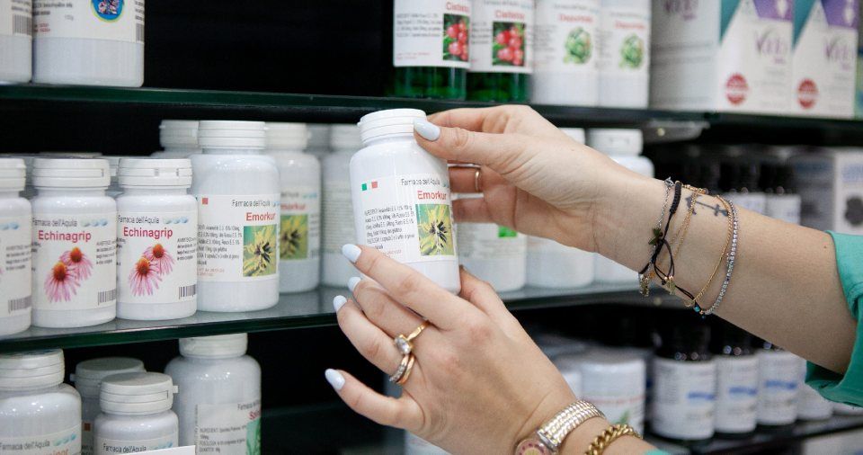 farmacista che prende confezione di integratore