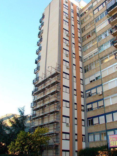 ponteggio per tinteggiatura edificio