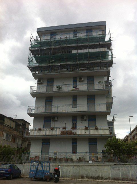 ponteggio balcone da restaurare