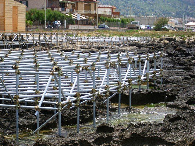 ponteggio tra gli scogli