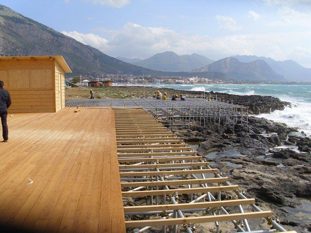 ponteggio per struttura in legno sugli scogli