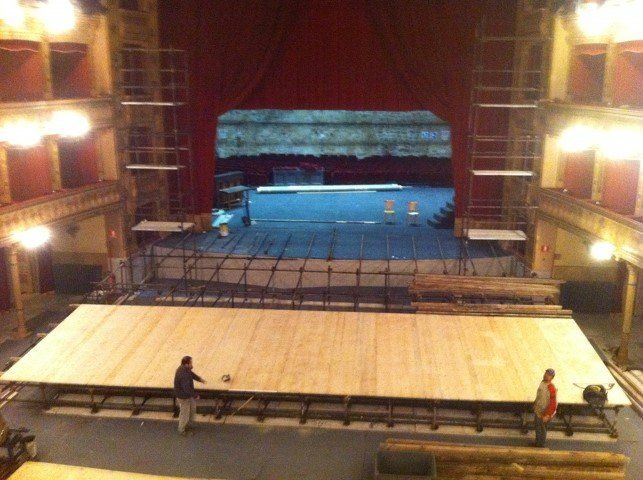 scenografia in teatro con ponteggi