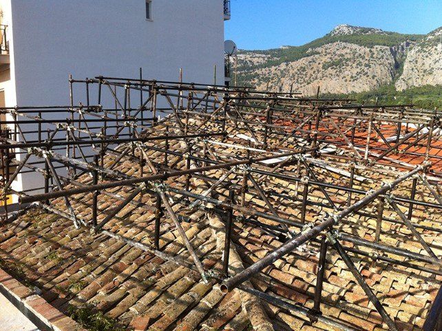 ponteggio per lavoro su tetto