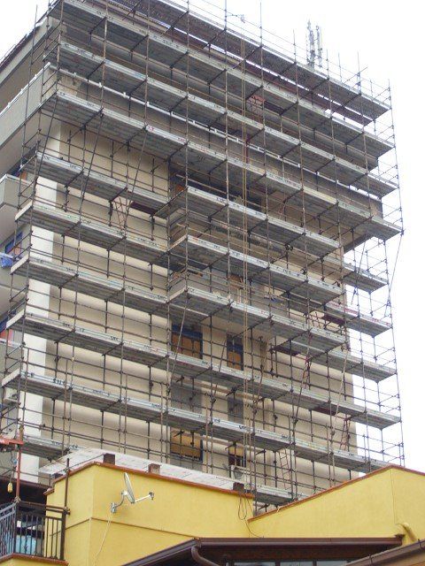 ponteggio per facciata condominio
