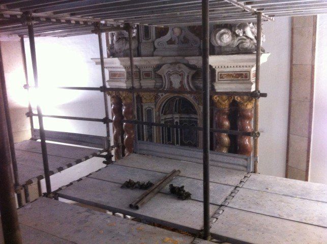 ponteggio per restauro in chiesa