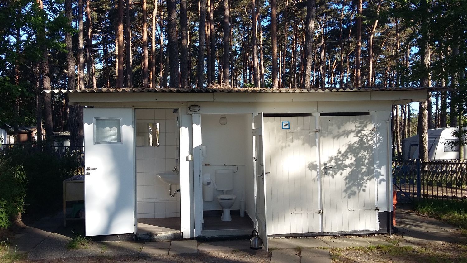 Im kleinen aber feinen Sanitärgebäude im Hüttendorf findet ihr eine Dusche, einen Waschraum und Toiletten.