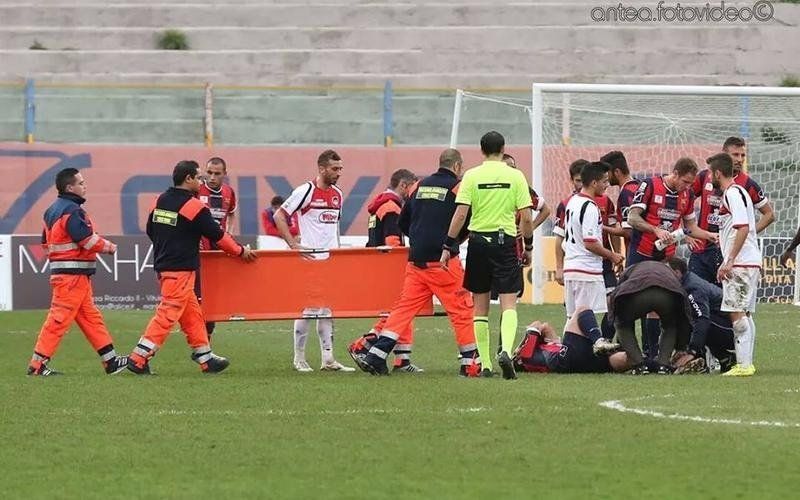 Intervento di paramedici durante partita di calcio