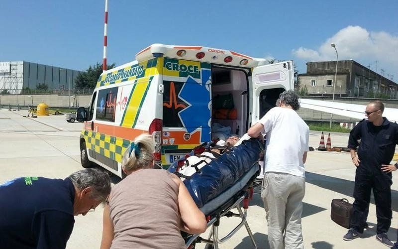 Barella entra in ambulanza