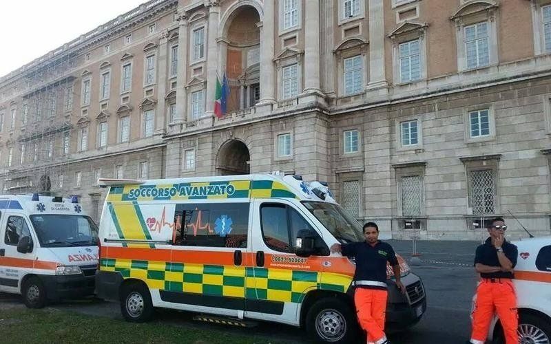 Paramedico con ambulanza