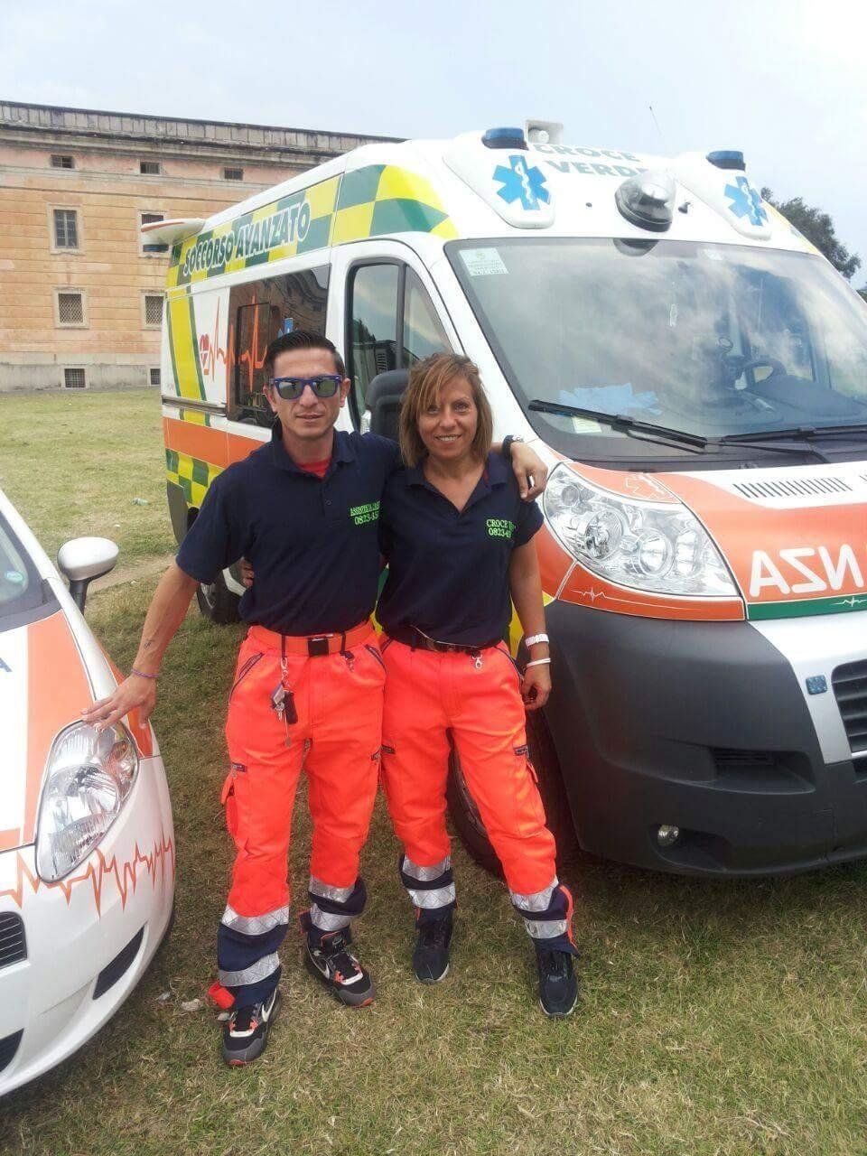 Due paramedici davanti ad ambulanza