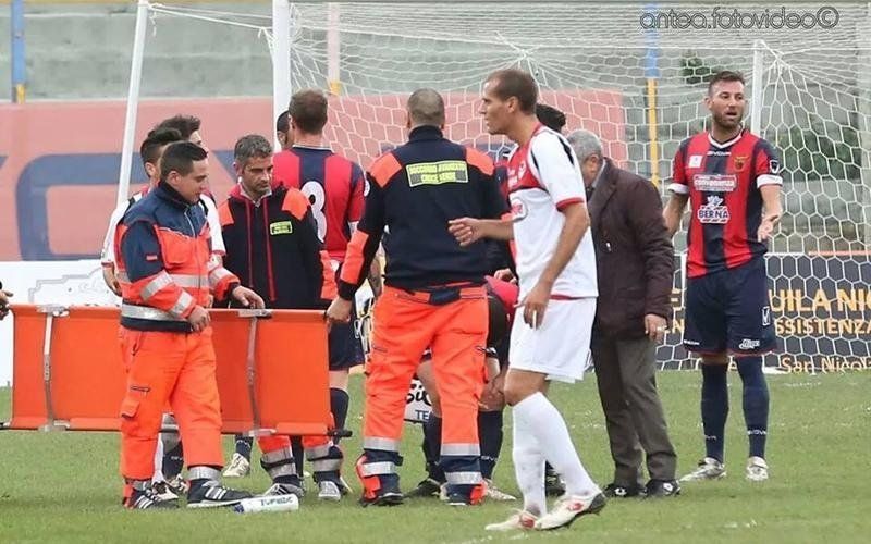Paramedici e calciatore su campo da calcio