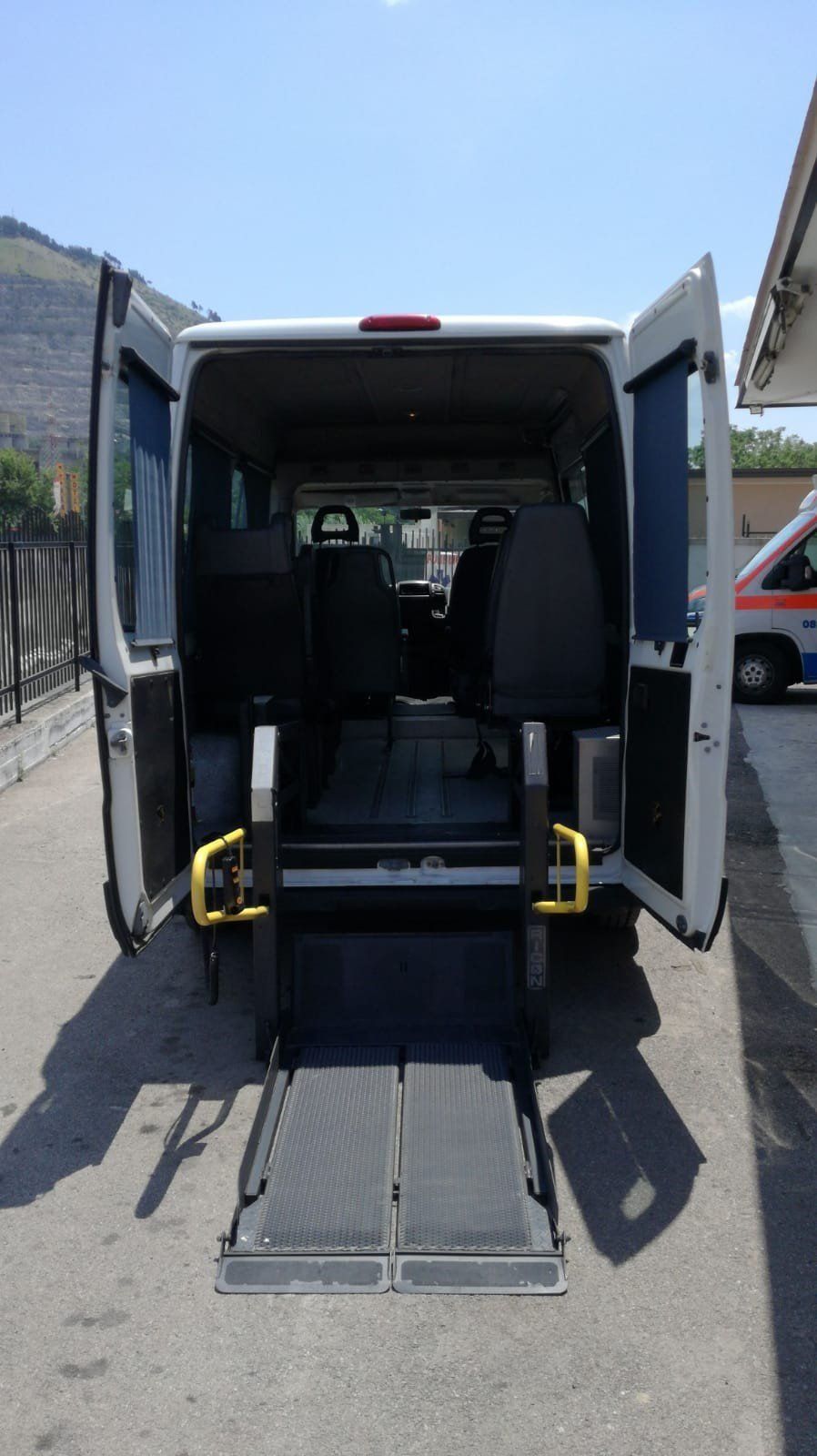 Spazio sul retro del furgoncino per trasporto disabili