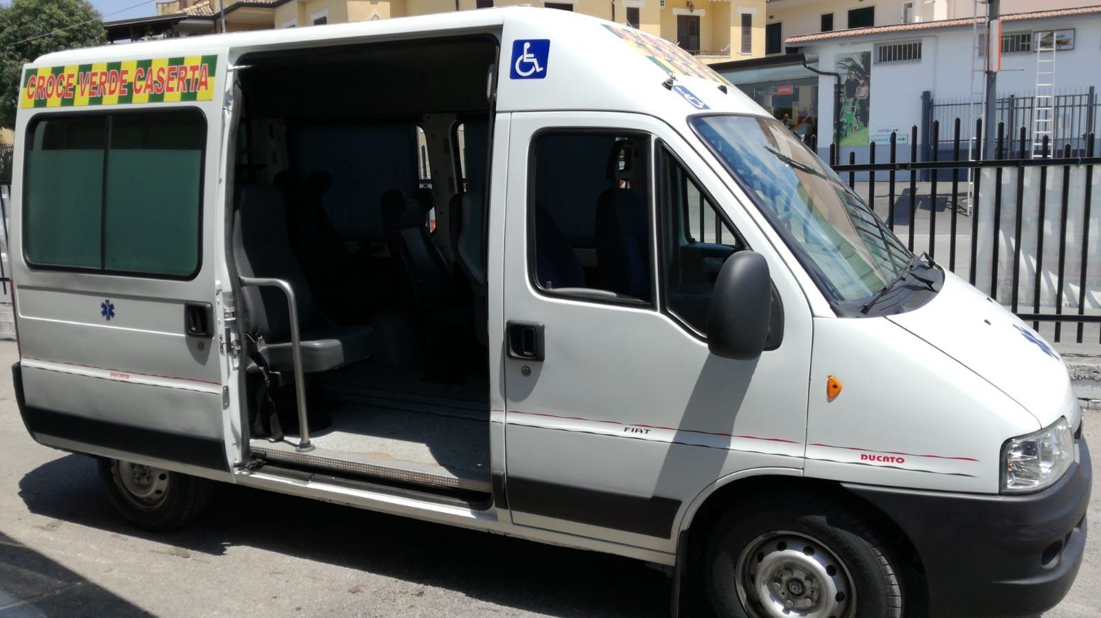 Lato di ambulanza per trasporto disabili Croce Verde Caserta