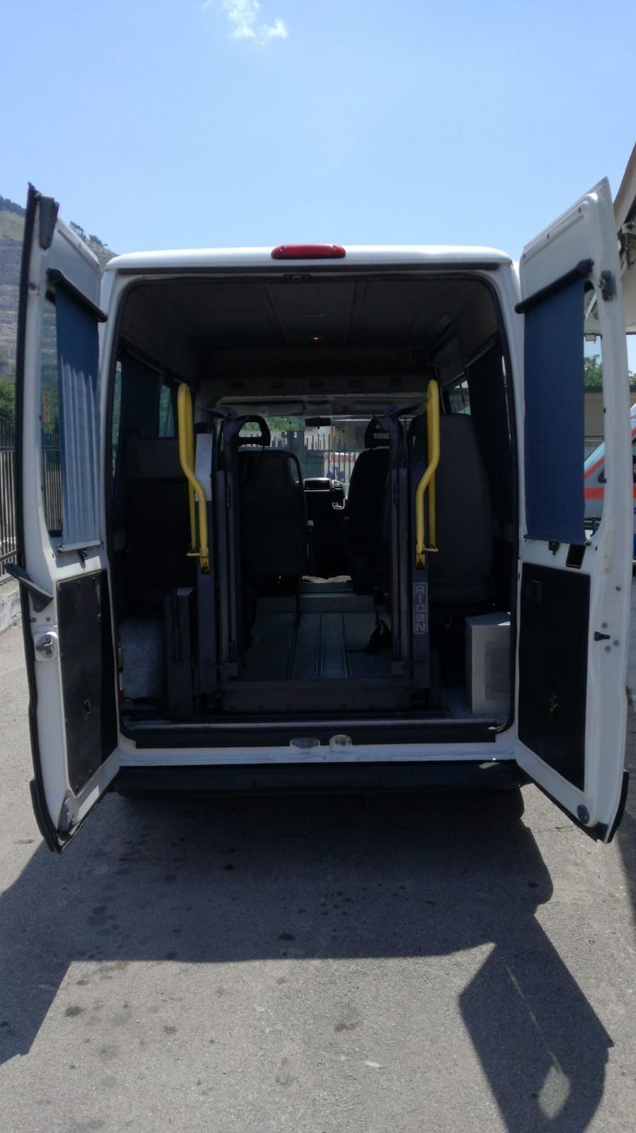 Retro aperto di ambulanza per trasporto disabili Croce Verde Caserta
