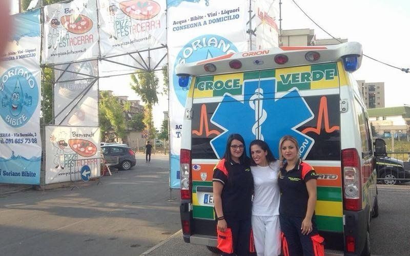 Personale medico e paramedico davanti ad ambulanza