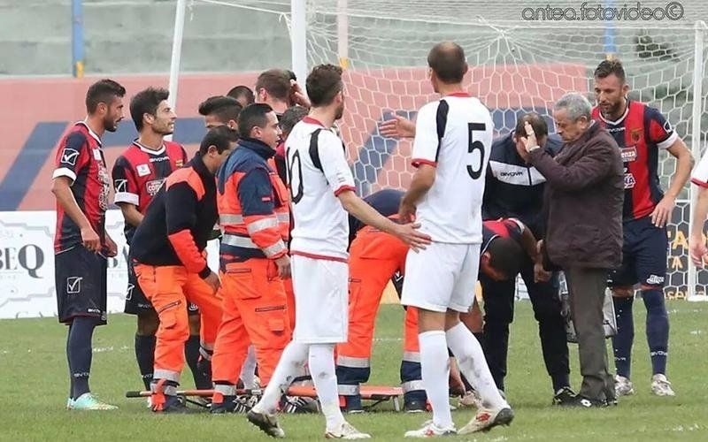 Paramedici e calciatori durante partita di calcio