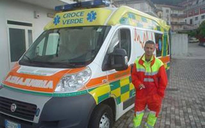 Paramedico davanti ad Ambulanza della Croce Verde Caserta
