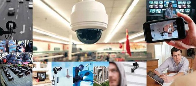 Una persona sostiene un teléfono celular frente a una cámara.